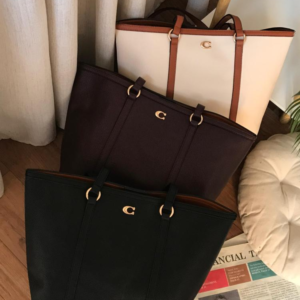 حقيبة كوتش توت بسحاب