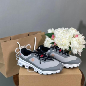 حذاء اون راننج كلاود نوفا